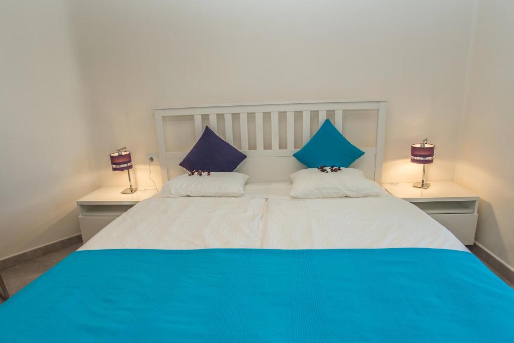 A bed or beds in a room at Luxuriöse und großräumige Villa mit Community Pool, Sicht auf das Mittelmeer sowie dem Mar Menor, La Manga Club