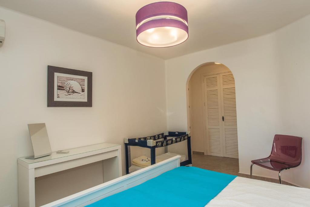 A bed or beds in a room at Luxuriöse und großräumige Villa mit Community Pool, Sicht auf das Mittelmeer sowie dem Mar Menor, La Manga Club