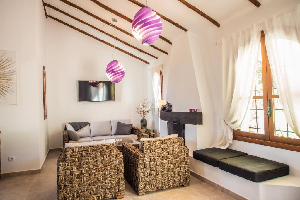 A seating area at Luxuriöse und großräumige Villa mit Community Pool, Sicht auf das Mittelmeer sowie dem Mar Menor, La Manga Club