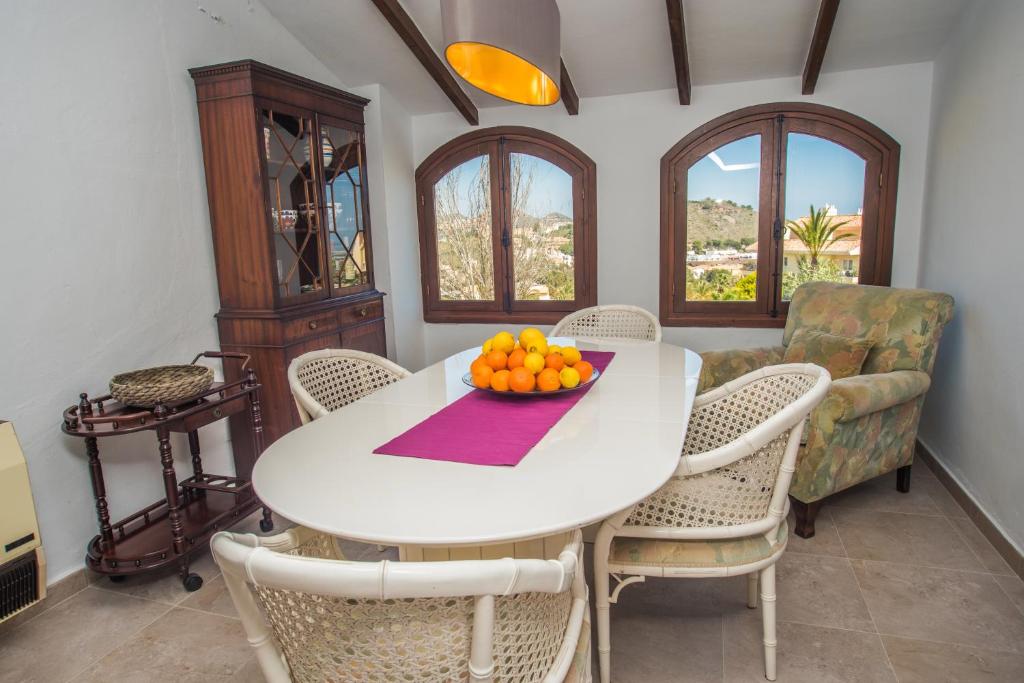 A seating area at Luxuriöse und großräumige Villa mit Community Pool, Sicht auf das Mittelmeer sowie dem Mar Menor, La Manga Club