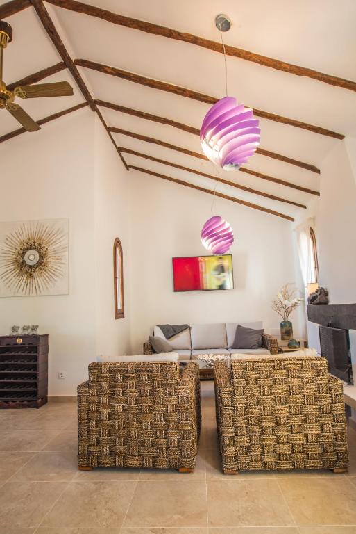 A seating area at Luxuriöse und großräumige Villa mit Community Pool, Sicht auf das Mittelmeer sowie dem Mar Menor, La Manga Club