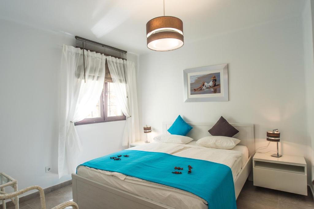 A bed or beds in a room at Luxuriöse und großräumige Villa mit Community Pool, Sicht auf das Mittelmeer sowie dem Mar Menor, La Manga Club