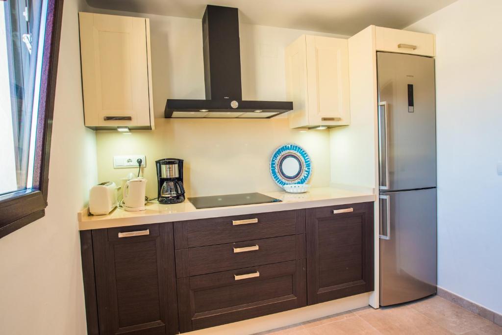 A kitchen or kitchenette at Luxuriöse und großräumige Villa mit Community Pool, Sicht auf das Mittelmeer sowie dem Mar Menor, La Manga Club
