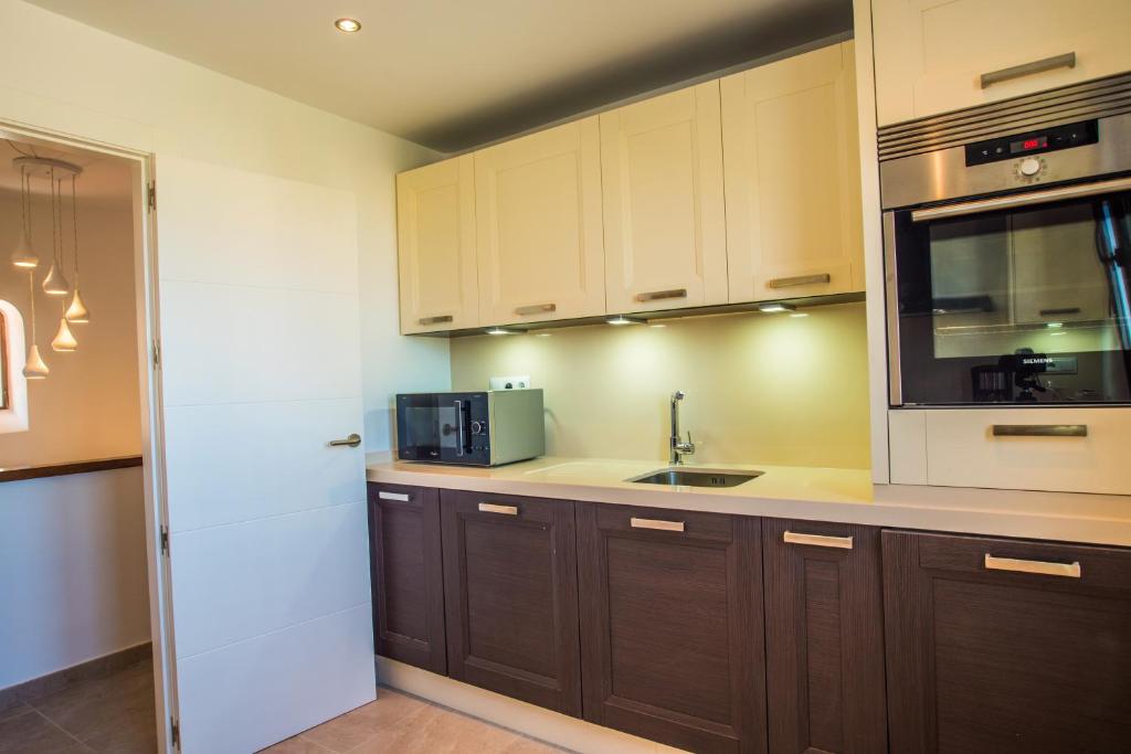 A kitchen or kitchenette at Luxuriöse und großräumige Villa mit Community Pool, Sicht auf das Mittelmeer sowie dem Mar Menor, La Manga Club