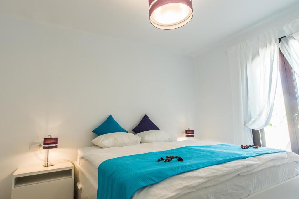 A bed or beds in a room at Luxuriöse und großräumige Villa mit Community Pool, Sicht auf das Mittelmeer sowie dem Mar Menor, La Manga Club