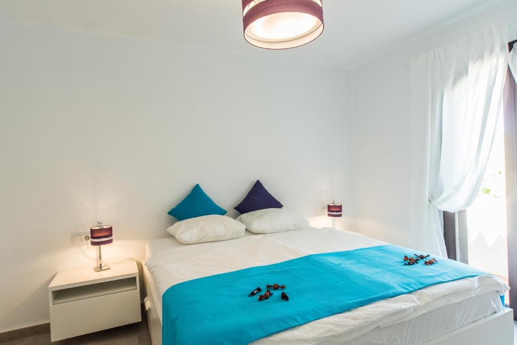 A bed or beds in a room at Luxuriöse und großräumige Villa mit Community Pool, Sicht auf das Mittelmeer sowie dem Mar Menor, La Manga Club