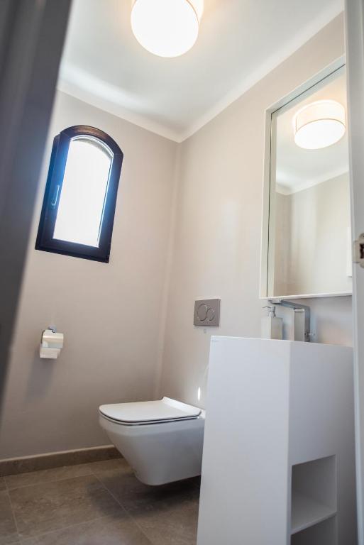 A bathroom at Luxuriöse und großräumige Villa mit Community Pool, Sicht auf das Mittelmeer sowie dem Mar Menor, La Manga Club