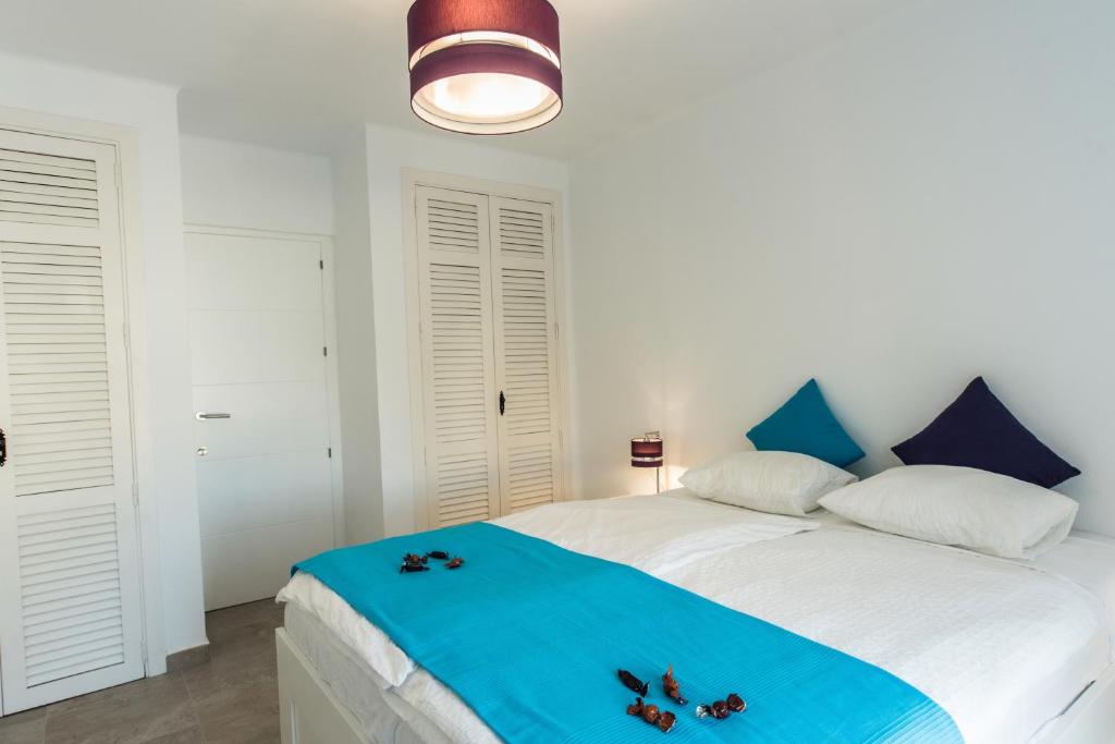 A bed or beds in a room at Luxuriöse und großräumige Villa mit Community Pool, Sicht auf das Mittelmeer sowie dem Mar Menor, La Manga Club