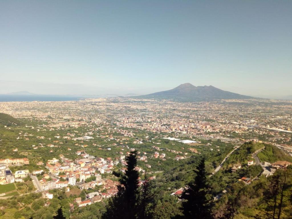 una vista aérea de una ciudad con una montaña en el fondo en HOTEL VALLEVERDE, en Corbara