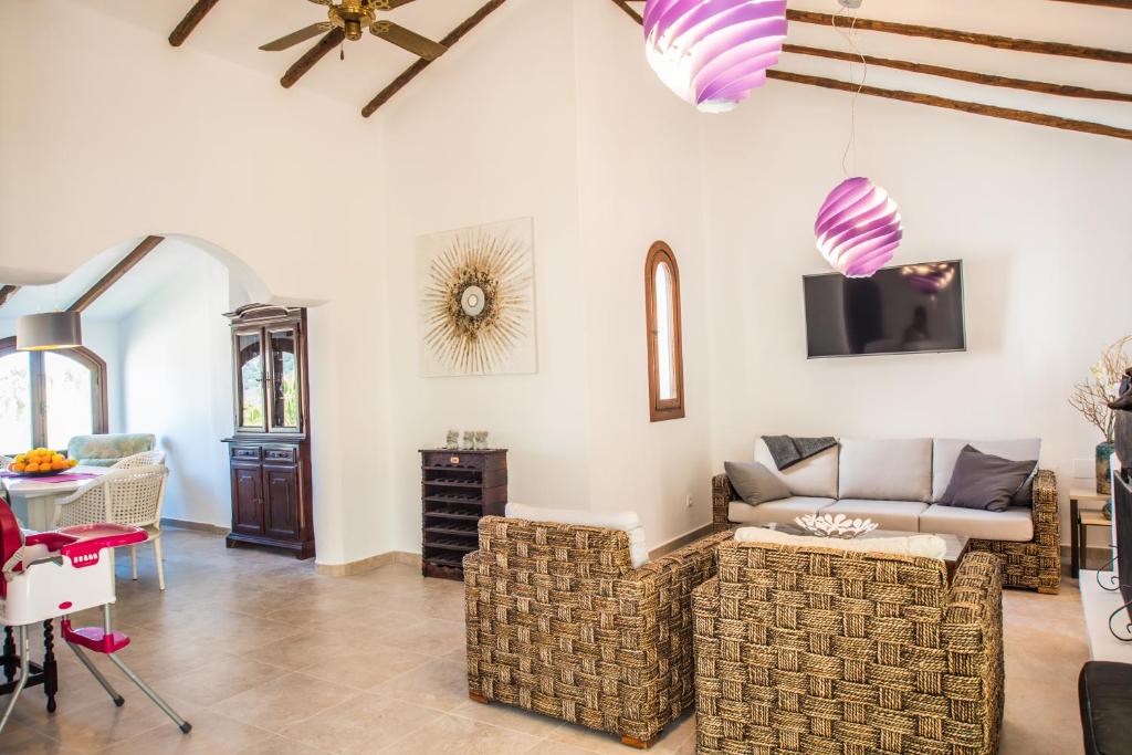 A seating area at Luxuriöse und großräumige Villa mit Community Pool, Sicht auf das Mittelmeer sowie dem Mar Menor, La Manga Club