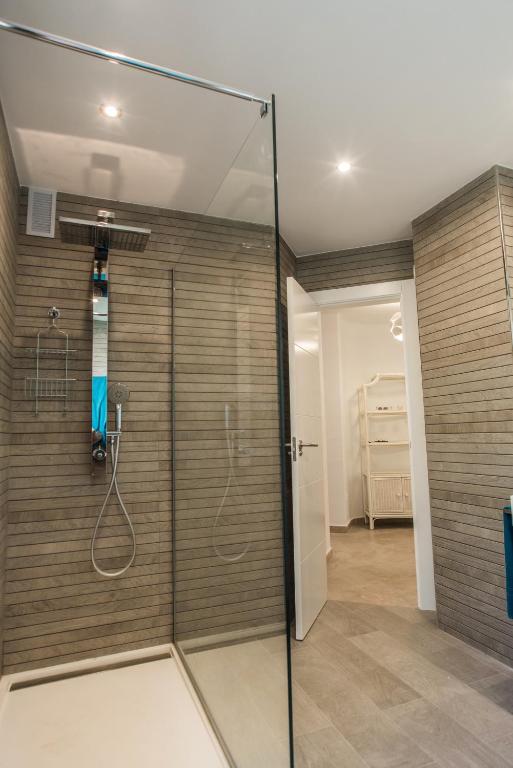 A bathroom at Luxuriöse und großräumige Villa mit Community Pool, Sicht auf das Mittelmeer sowie dem Mar Menor, La Manga Club
