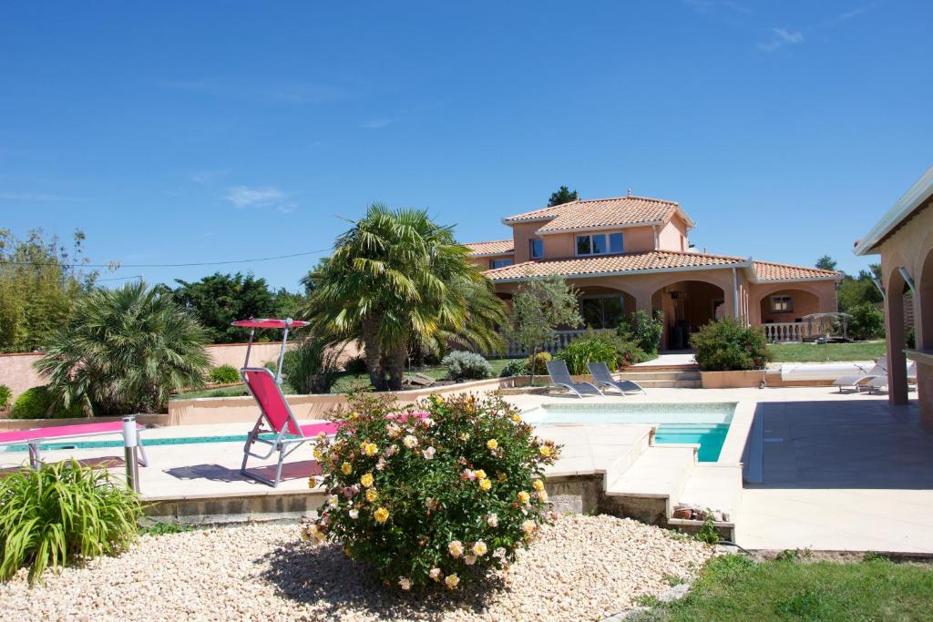 ein Haus mit einem Pool und einem rosa Stuhl in der Unterkunft Guest house calme proche mer in Bourgneuf-en-Retz