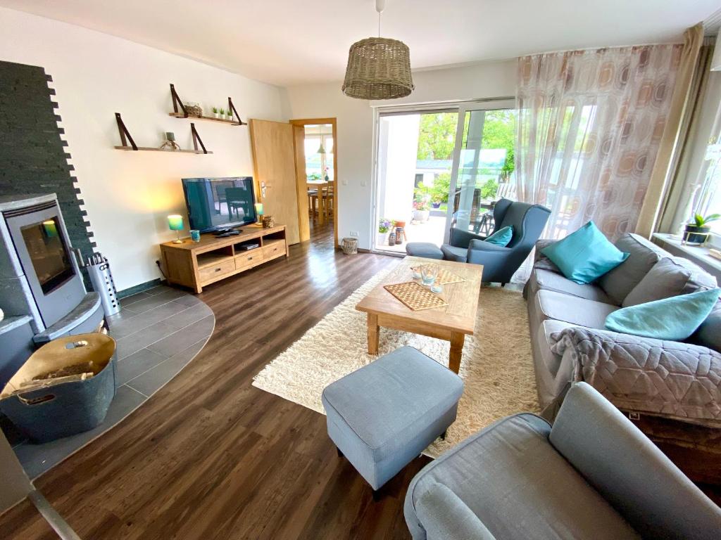 a living room with a couch and a tv at Haus im Grünen in Bornheim