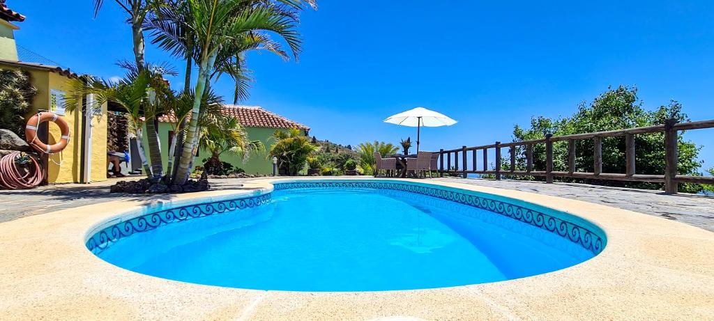 uma piscina em frente a uma casa em Finca Villa Arriba em Arecida