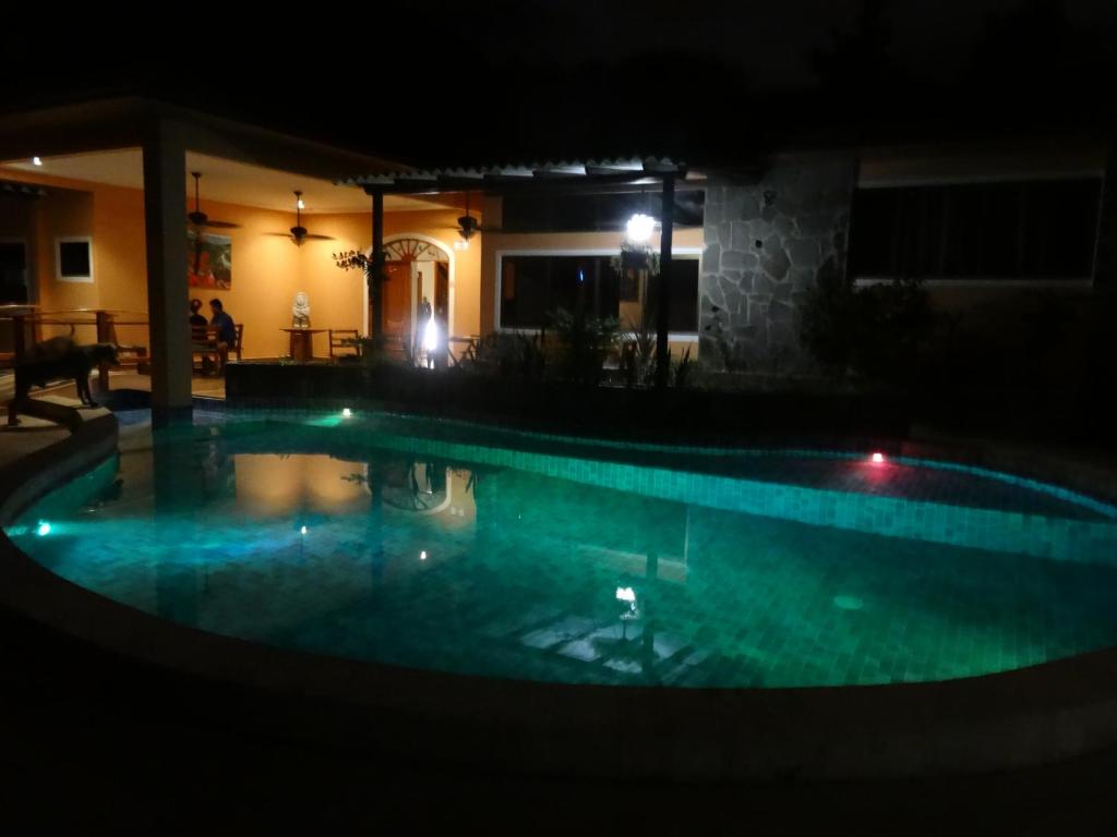 uma piscina à noite com as luzes acesas em Hotel-Boutique Patampa em David