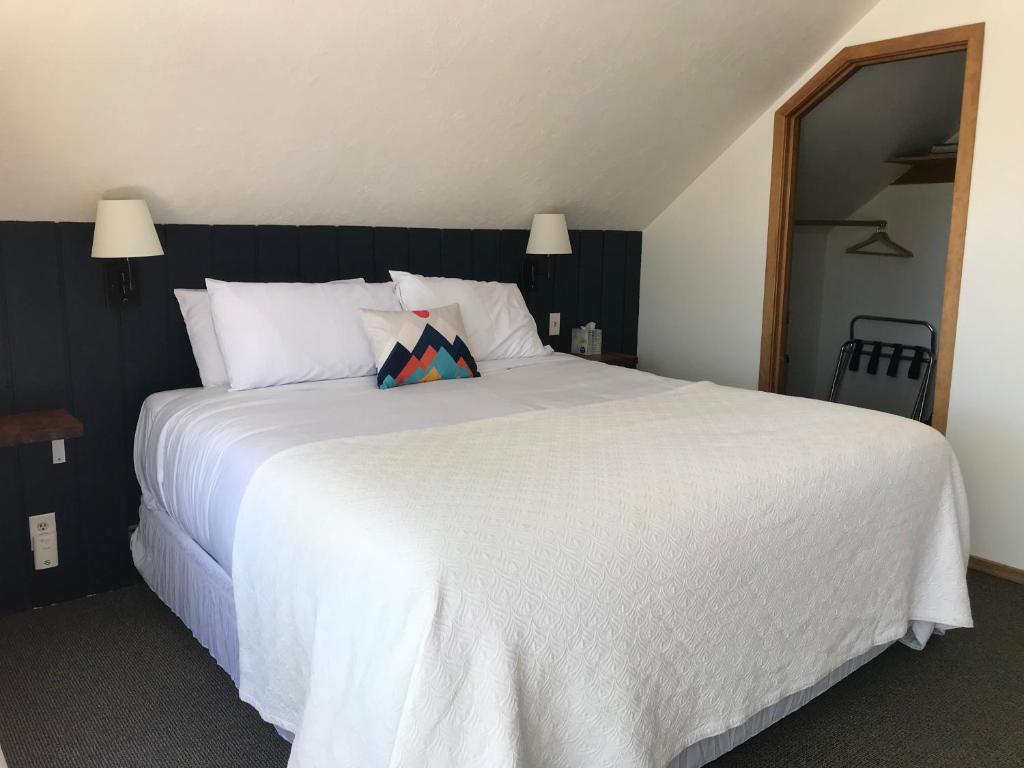 Postel nebo postele na pokoji v ubytování Left Coast Lodge - Pet Friendly