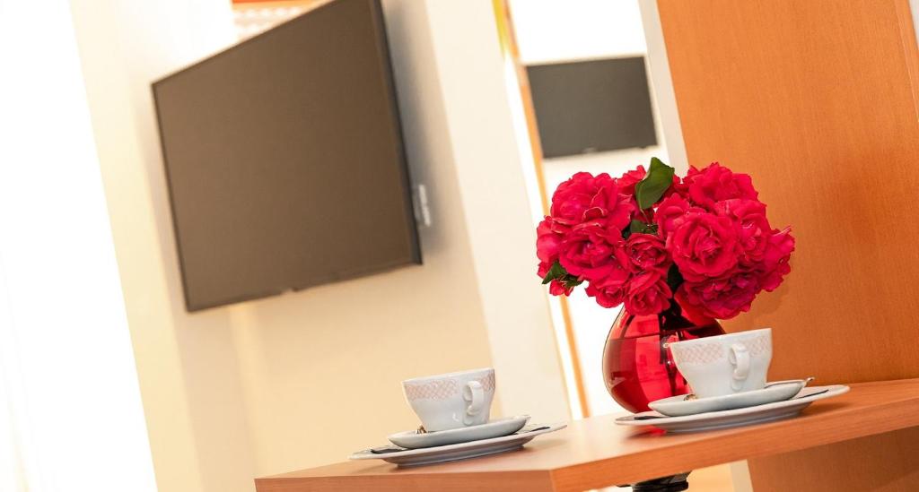 A television and/or entertainment centre at Hotel Smeraldo