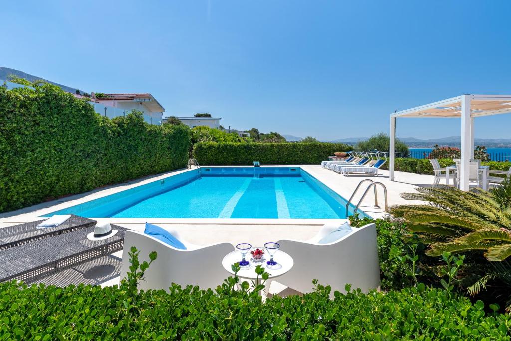 - une piscine dans une villa avec vue dans l'établissement Splendida Villa con vista mozzafiato e piscina, à Terrasini