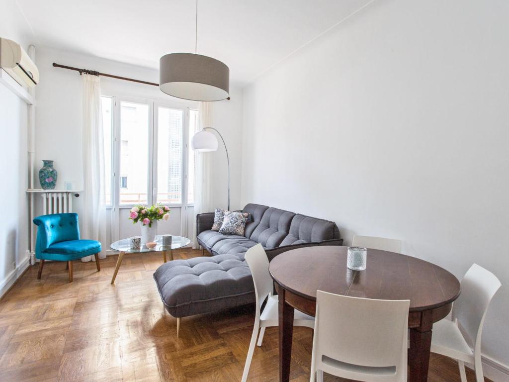 een woonkamer met een bank en een tafel bij Nice, 58 M2 ! superbe appartement climatisé, 3 couchages, proche de la promenade des Anglais et de la Gare ! in Nice