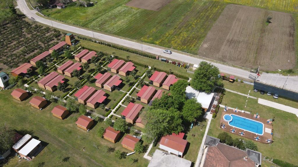 Pohľad z vtáčej perspektívy na ubytovanie Ethno Village Giovanni Trade