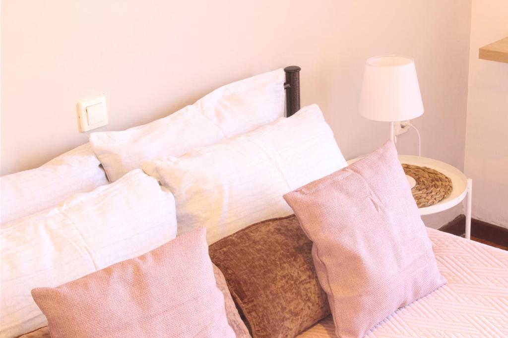 Łóżko lub łóżka w pokoju w obiekcie Ayerina Ground floor Apartment