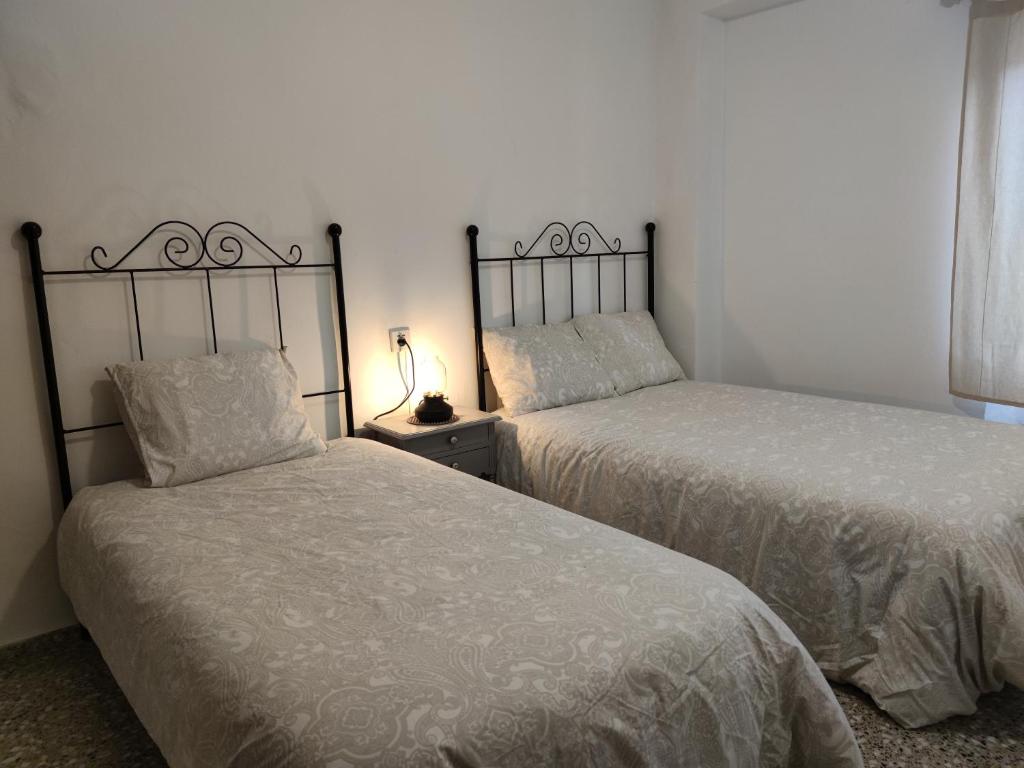 twee bedden naast elkaar in een slaapkamer bij Casa Centro Jérica in Jérica