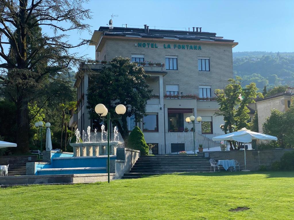 Bazén v ubytování Hotel La Fontana nebo v jeho okolí