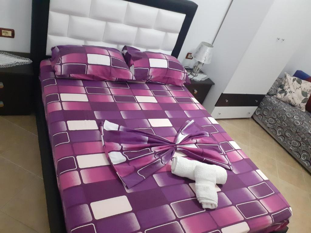 Un pat sau paturi într-o cameră la Apartment Erjon