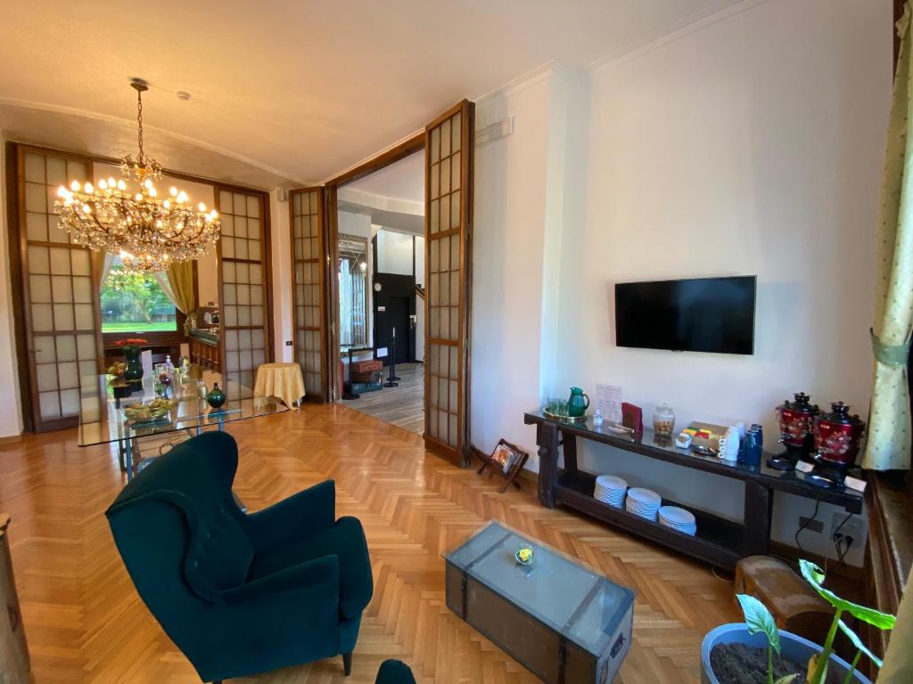 TV a/nebo společenská místnost v ubytování Hotel La Fontana