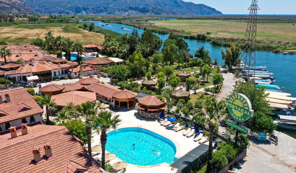 vista aerea di un resort con piscina di Portakal Hotel Dalyan a Dalyan