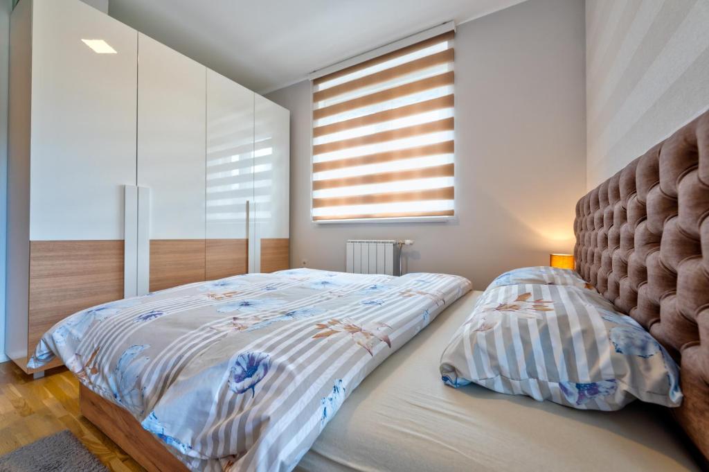 a bedroom with a bed and a window at Carpe Diem in Zlatibor