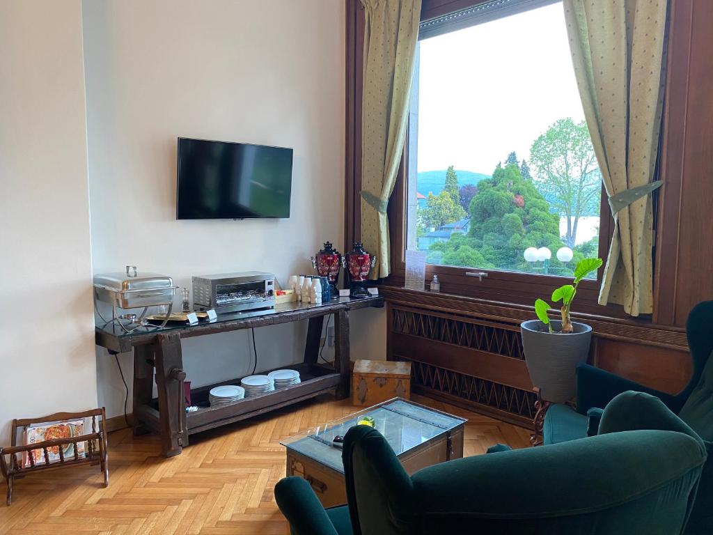 TV a/nebo společenská místnost v ubytování Hotel La Fontana