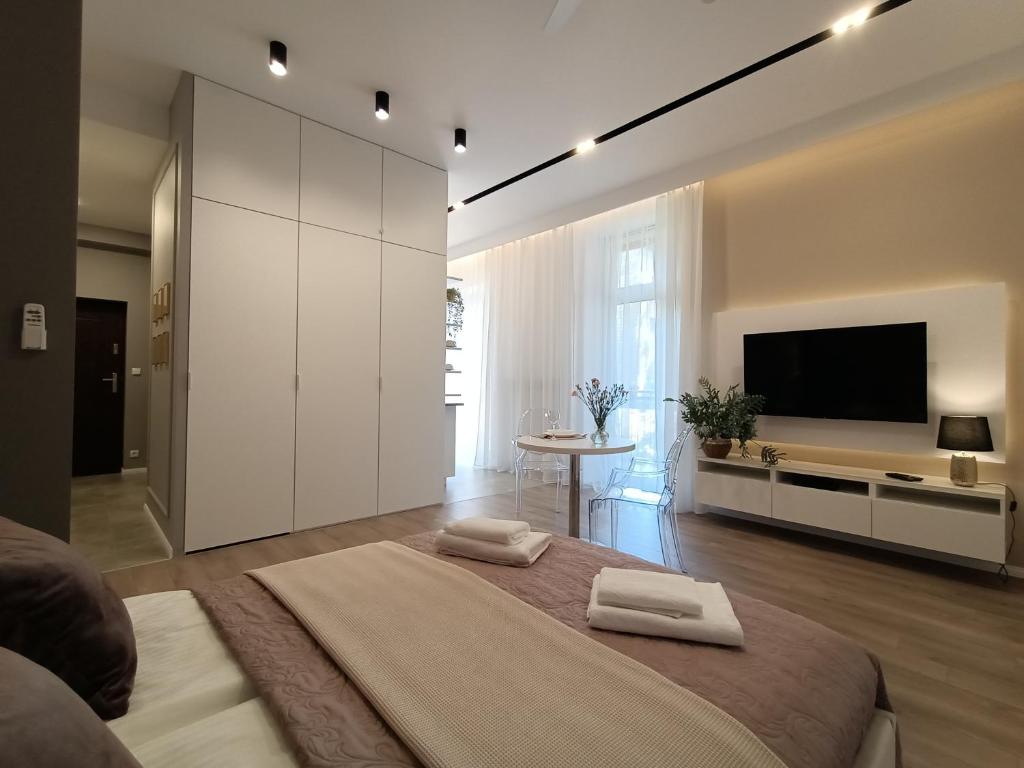 Televízia a/alebo spoločenská miestnosť v ubytovaní MyFive Apartments Kraków