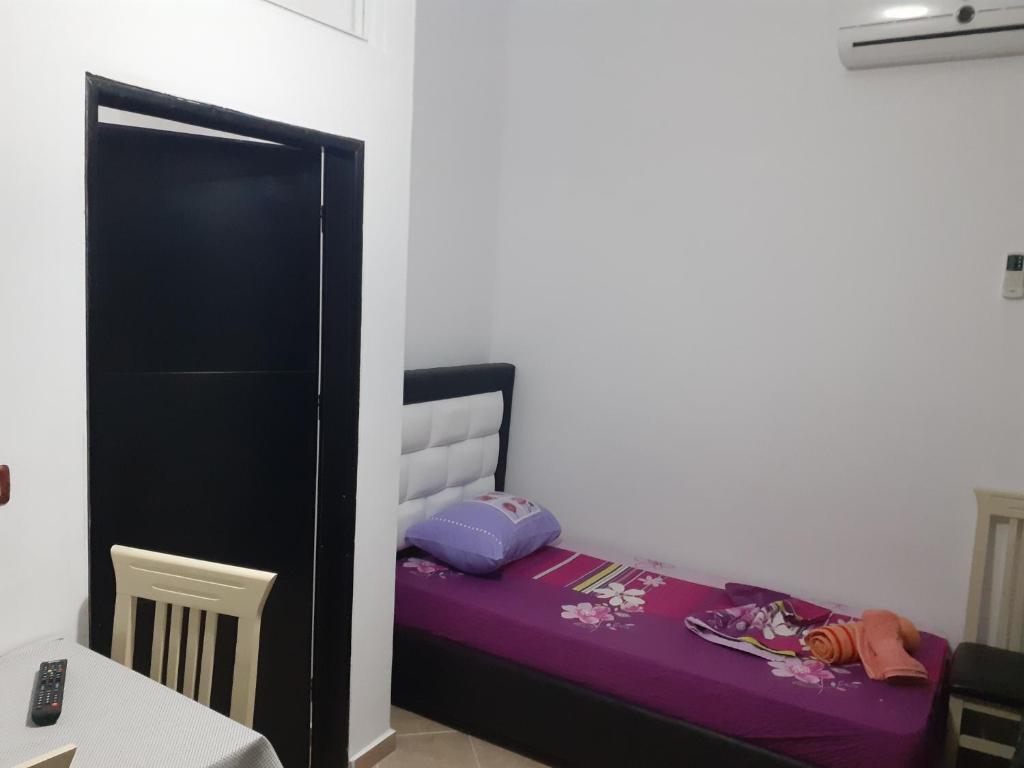 Un pat sau paturi într-o cameră la Apartment Erjon