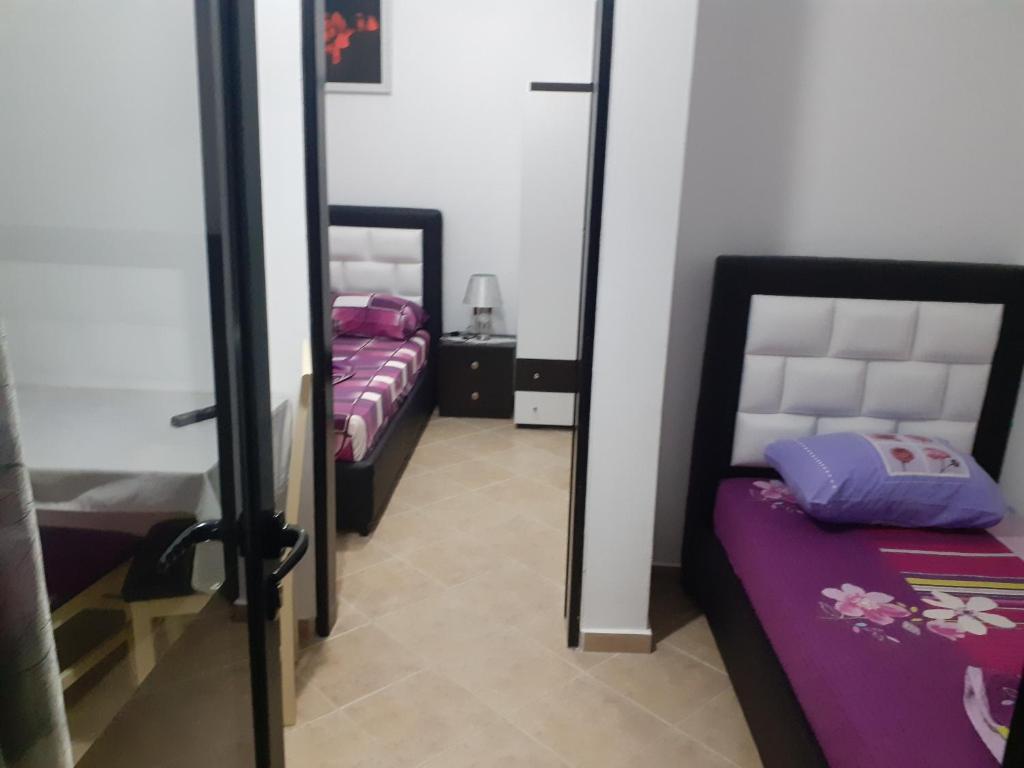 Un pat sau paturi într-o cameră la Apartment Erjon