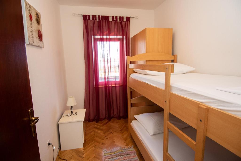 Postel nebo postele na pokoji v ubytování Apartmani Ivana 2