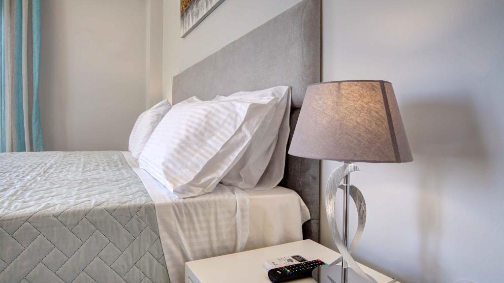 Llit o llits en una habitació de Azure Mare Studios