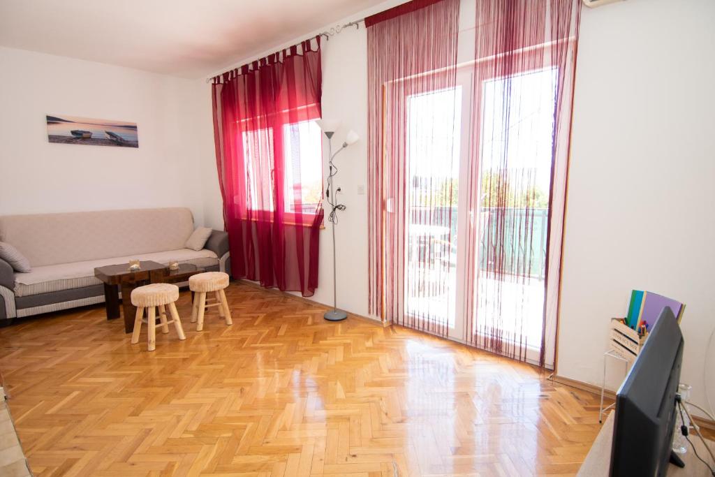 TV a/nebo společenská místnost v ubytování Apartmani Ivana 2