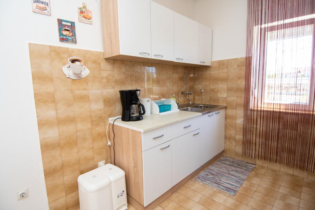 Kuchyň nebo kuchyňský kout v ubytování Apartmani Ivana 2