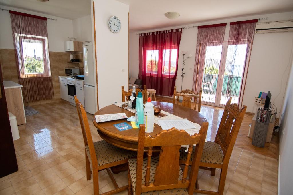 Kuchyň nebo kuchyňský kout v ubytování Apartmani Ivana 2