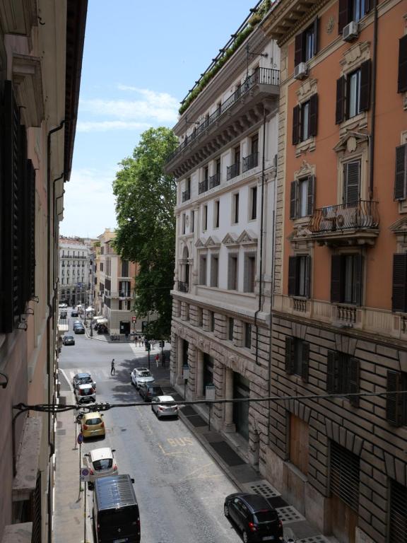 widok na ulicę miejską z samochodami zaparkowanymi na drodze w obiekcie Barberini Apartment w Rzymie