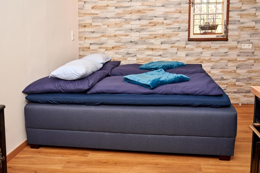 Ein Bett oder Betten in einem Zimmer der Unterkunft Ferienwohnungen Eifelstuben mit Charme - am See, nahe Burg