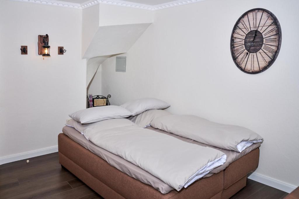 Ein Bett oder Betten in einem Zimmer der Unterkunft Ferienwohnungen Eifelstuben mit Charme - am See, nahe Burg