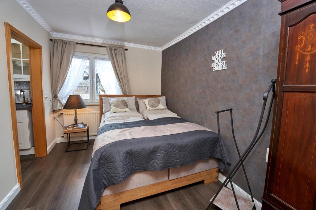 Ein Bett oder Betten in einem Zimmer der Unterkunft Ferienwohnungen Eifelstuben mit Charme - am See, nahe Burg