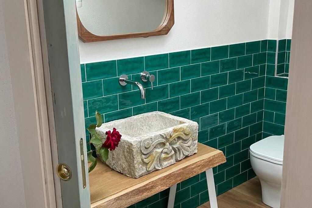 Kúpeľňa v ubytovaní donna serena Aci Castello
