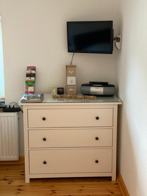 TV a/nebo společenská místnost v ubytování Werners Doppelzimmer
