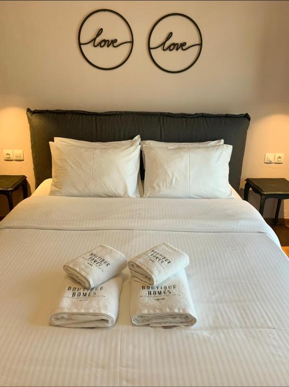 Postel nebo postele na pokoji v ubytování Boutique Homes Volos