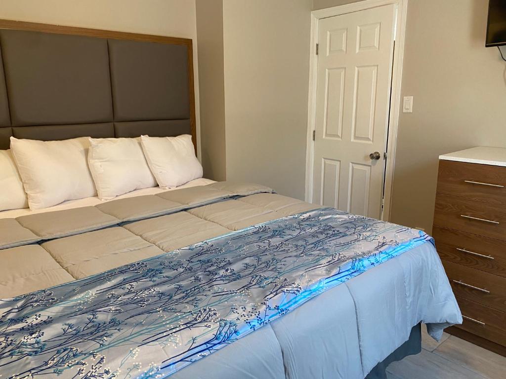 Postel nebo postele na pokoji v ubytování Coastal Sands Inn