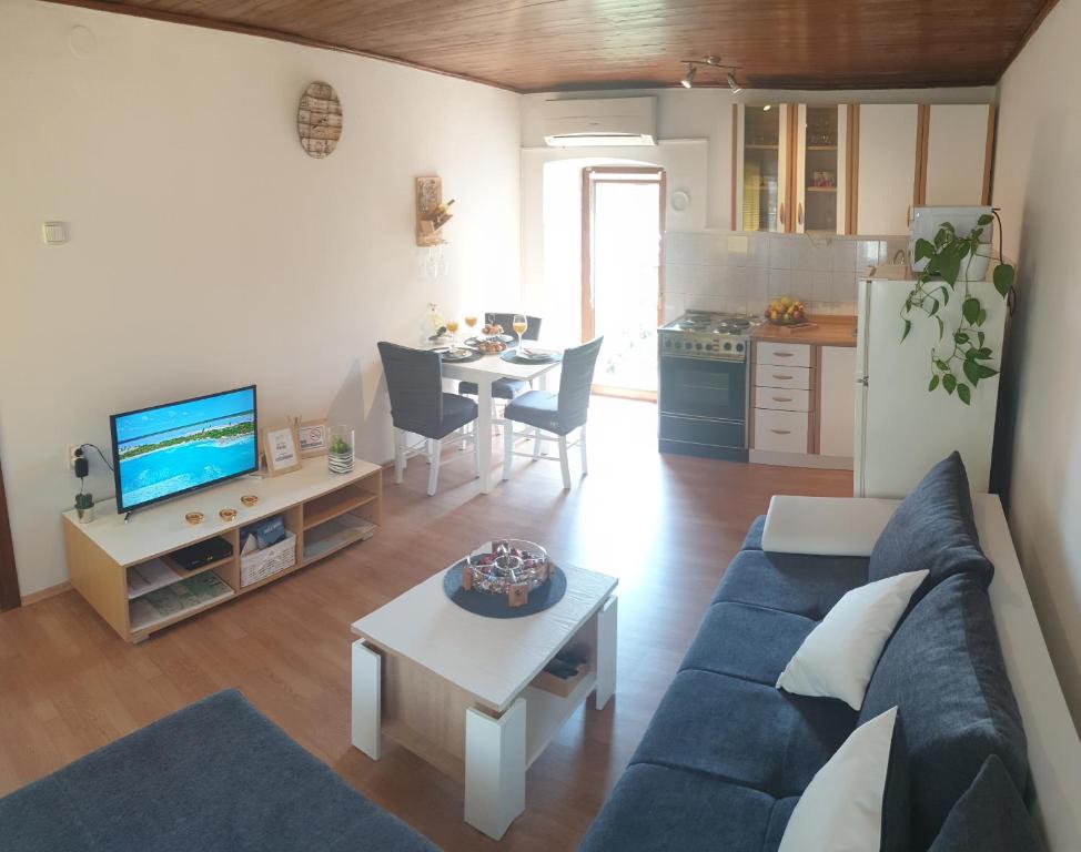 TV a/nebo společenská místnost v ubytování Apartman Lusi