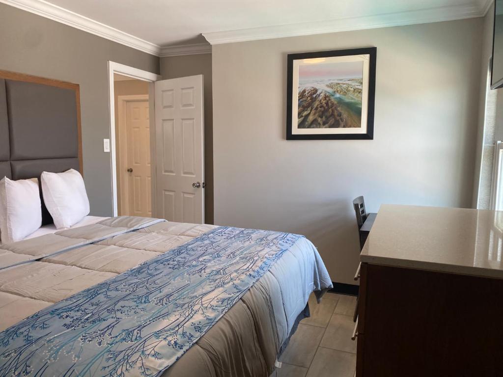 Postel nebo postele na pokoji v ubytování Coastal Sands Inn